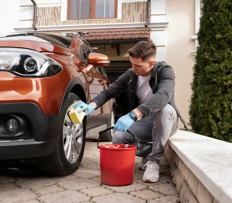 Lavage auto à domicile Chadeleuf : professionnel intervenant sur un véhicule